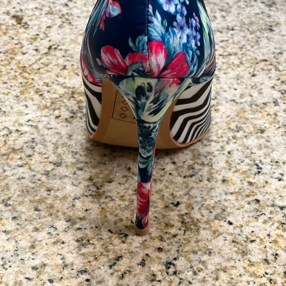 Eye popping high heels - Picture 2 of 5